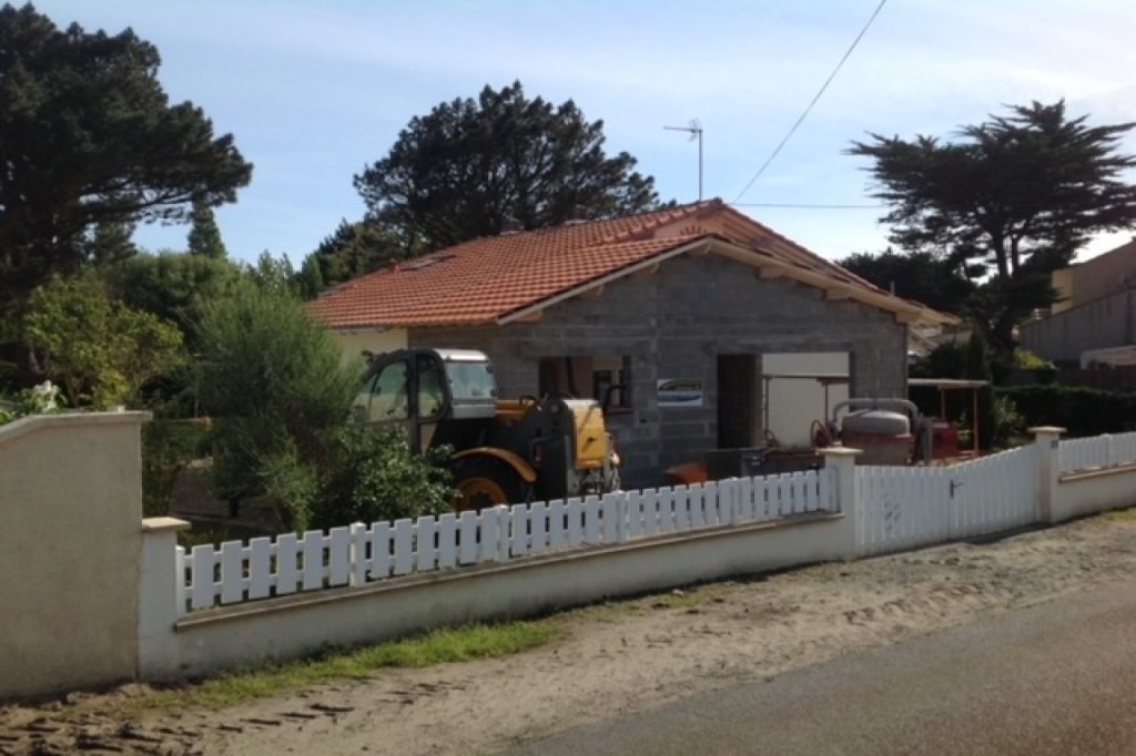 Extension de maison en parpaings et réalisation couverture tuiles.