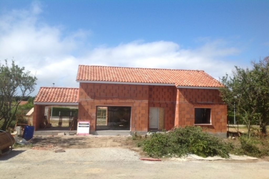 Construction pavillon briques et pose couverture tuiles.